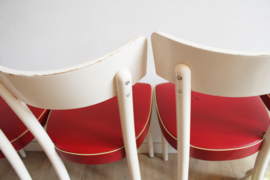 4 witte cafe stoelen met rode zitting. Set retro keukenstoelen.