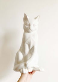 Groot wit keramieken beeld van een poes. Vintage katten beeld