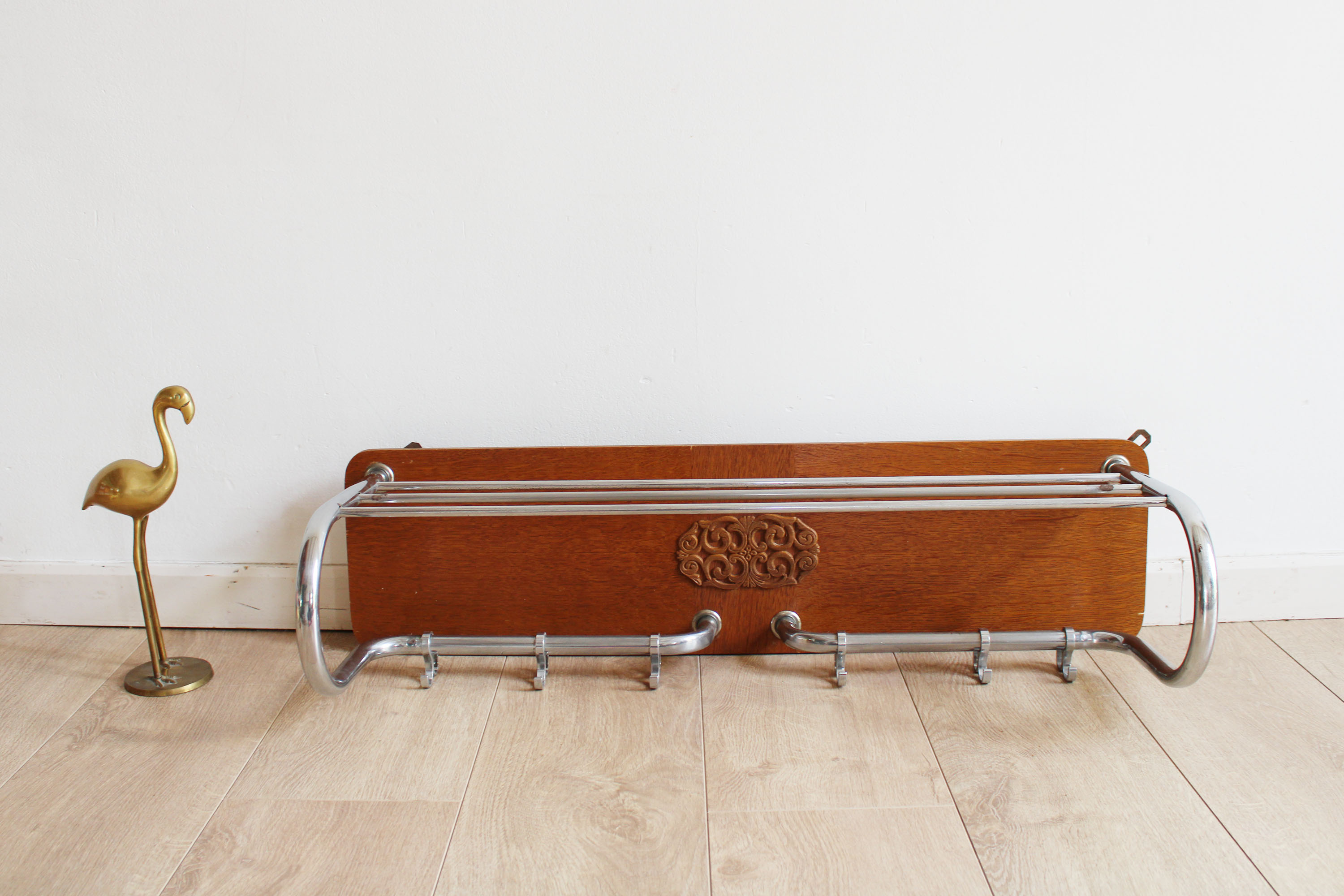 Vintage wandkapstok van hout en metaal. Retro Art Deco stijl kapstok