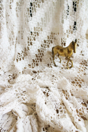 Prachtige grote witte vintage sprei. Gehaakte bohemien sier deken