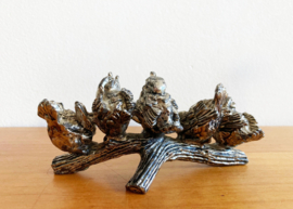 Verzilverde vogeltjes op een tak. Vintage beeldje met 5 vogels