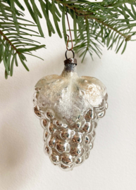 Glazen vintage kerstbal - druiventros. Antieke zilveren kerstversiering