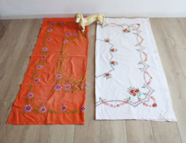 Set handgeborduurde vintage tafelkleden. Retro kleed met bloemen.