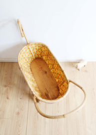 Rieten vintage poppenwagen. Retro rotan wandelwagen