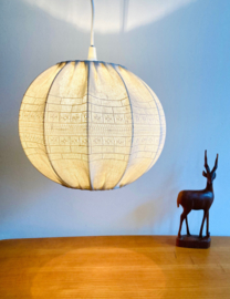 Bol vormige vintage hanglamp. Retro kinderkamer lamp