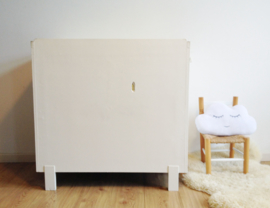 Witte vintage commode uit de jaren 60. Houten retro kast met zwart/witte knoppen.