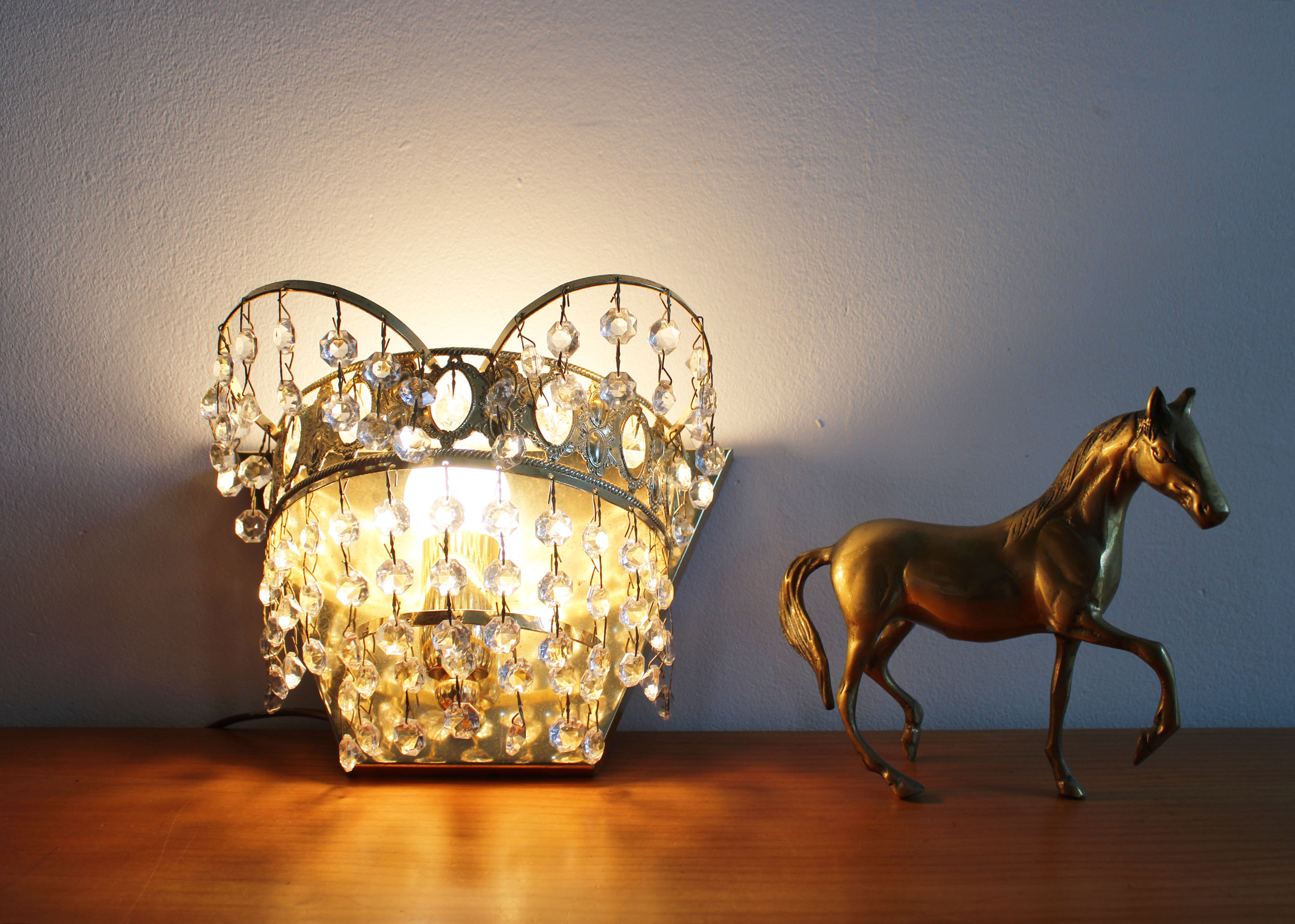 Goudkleurig vintage wandlampje met pegeltjes. Hollywood Regency stijl lamp