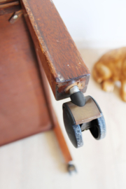 Houten vintage salontafel met dubbel blad. Retro tafel op wieltjes