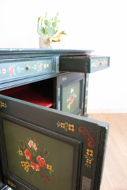 Antieke houten Hindeloopen kast . Handbeschilderde vintage commode met bloemen