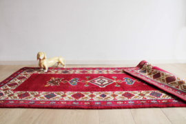 Handgemaakt boho vloerkleed in rood tinten. Vintage Smyrna tapijt.