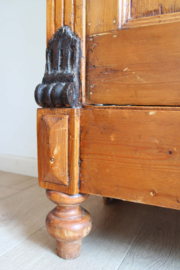 Antieke houten meidenkast. Vintage kast met planken en brede lade.