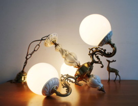 Goudkleurige vintage hanglamp met witte bollen. Romantische kroonluchter