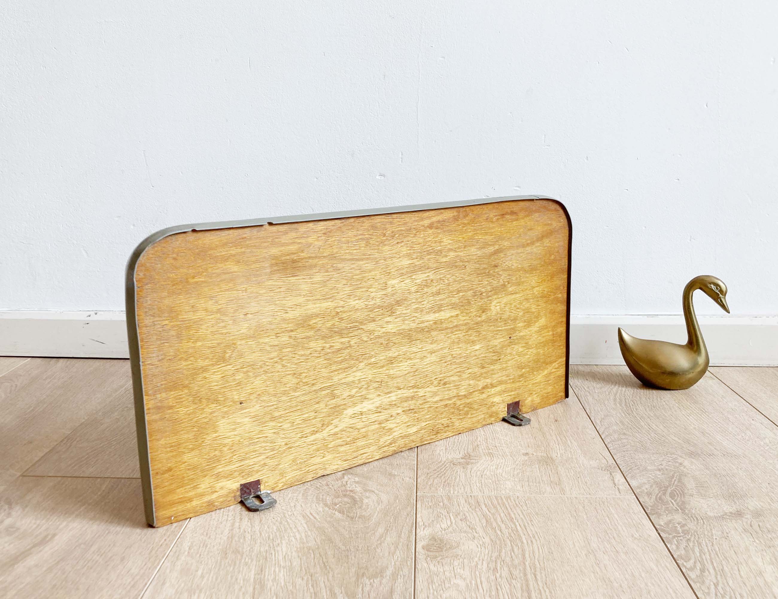 Houten vintage schapje. Retro plankje voor aan de wand