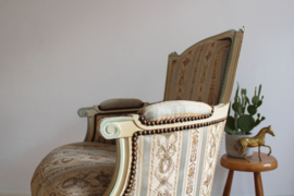 Antieke barok fauteuil met gestreepte bekleding. Houten vintage Queen Ann stoel.
