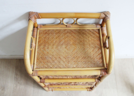 Rotan vintage kastje met 3 lades. Boho nachtkastje / retro ladekast