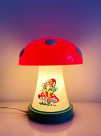 Koddig vintage paddenstoel lampje.  Retro nachtlampje met kabouter