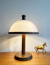 Houten vintage tafellamp met witte kap. Retro design lamp - Steinhauer?