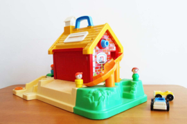 Vintage Fisher Price school huis met speeltuin. Origineel retro speelgoed