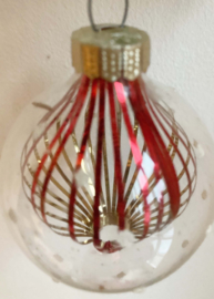 Glazen vintage kerstbal met rode versiering. Antiek kerst ornament