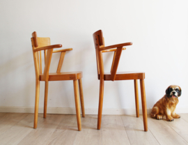Set houten vintage cafe stoelen. Twee retro stoeltjes met armleuningen.