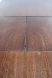 Vintage eettafel met uitschuifbaar blad. Houten retro design tafel.
