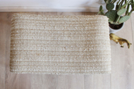 Vintage voetenbank met bruine bekleding. Houten retro kruk/luiwammes