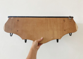 Houten vintage wandkapstok met gouden details. Antieke (?) kapstok met plaquette