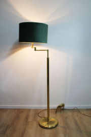 Goudkleurig vloerlamp met groene kap. Vintage lamp in Hollywood Regency stijl
