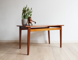 Houten vintage bijzettafel. Mid Century retro design tafeltje.