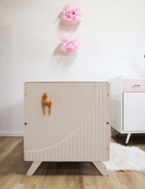 Vintage commode met ledikantje met hertje. Houten retro kast + bedje