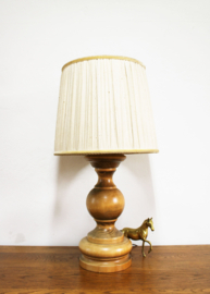 Grote houten vintage tafellamp met crèmekleurige kap. Retro lamp