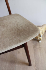 Houten vintage stoeltje. Mid Century retro slaapkamer stoel