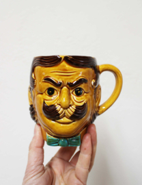 Aardewerk vintage snorrenmok. Stenen retro koffie beker / kopje