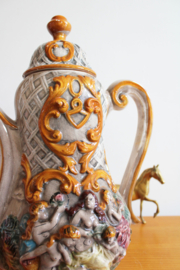 Super kitscherige karaf met deksel, Capodimonte? Grote vintage vaas