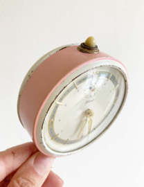 Kleine roze vintage wekker uit de jaren 60. Retro uurwerk / klok