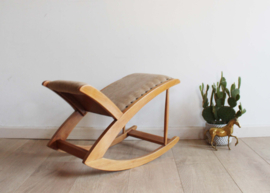 Vintage voetenbankje met beige rib bekleding. Houten retro schommelbankje