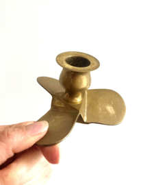 Kleine vintage kandelaar in de vorm van een schroef. Messing kandelaartje
