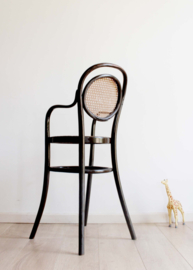 Houten Thonet (?) kinderstoel met webbing zitting. Hoge vintage stoel