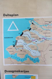 Vintage schoolplaat - Bedreigd waterland. Retro landkaart Nederland, o.a. de rampvloed uit 1953 en het Deltaplan