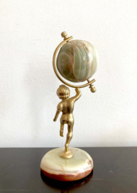 Art Deco stijl Putti met globe. Messing vintage beeldje met onyx bol.
