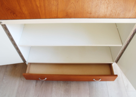 Vintage commode met opklapbaar blad. Houten retro kast, jaren 60.