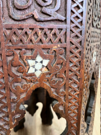 Antieke Oosterse bijzettafel met parelmoer.  Houten vintage tafeltje, Syrië?