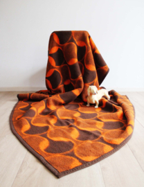Tweepersoons vintage deken van Didas. Retro vegan sprei van dralon, oranje - bruin