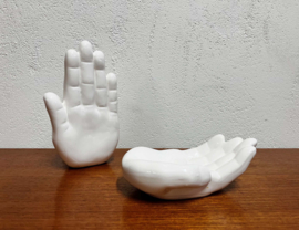 Twee witte keramieken handjes. Vintage boekensteun en retro zeepbakje