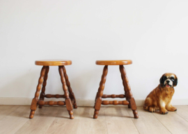 Set houten vintage krukjes. Twee tafeltjes / krukken met gedraaide poten