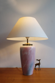 Roze keramieken vintage lamp. Grote pastelkleurige tafellamp met kap.
