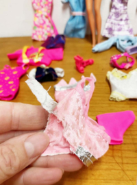 Vintage Barbiepop met extra kleertjes. Retro speelgoed pop met kleding