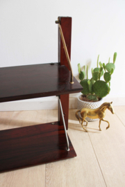 Houten vintage wandrek met metalen dragers. Retro design planken + kast