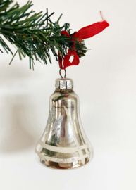 Glazen vintage kerstbal - belletje. Zilver retro kerstklokje met bloem