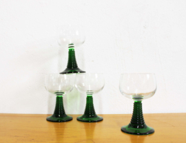 Set vintage Luminarc wijnglazen op groene voet.  4 Retro moezel /roemer glaasjes